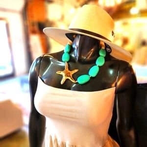 Vacation Ready🏖🚢 Lucite and Goldtone Metal Starfish Necklace with Earrings Set
